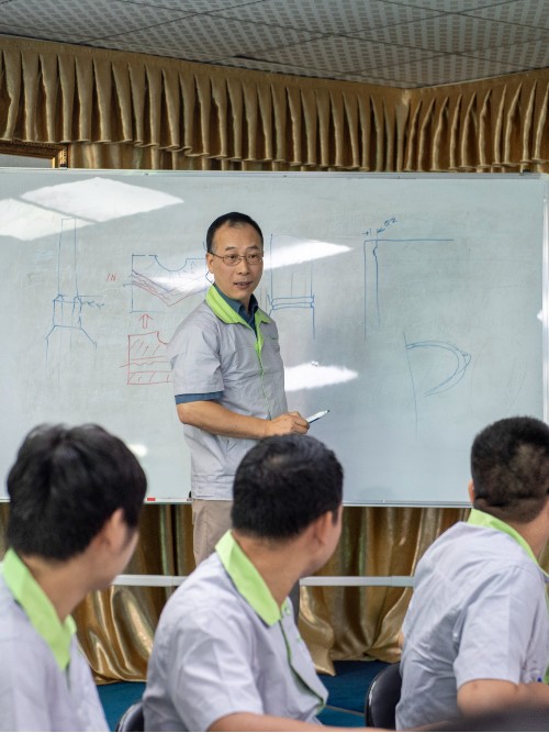 召開(kāi)注塑模具廠工程技術(shù)討論會(huì)議